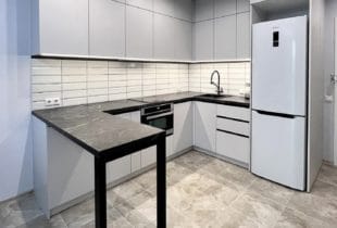Кухня с барной стойкой Дарона 1,4х2,7х2,2 м